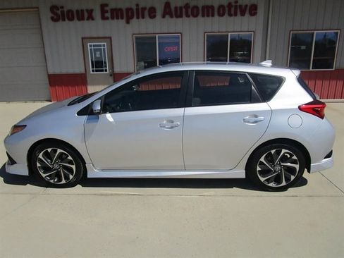Used 2017 Toyota Corolla iM w/ Carpet Mat Package FWD image 2