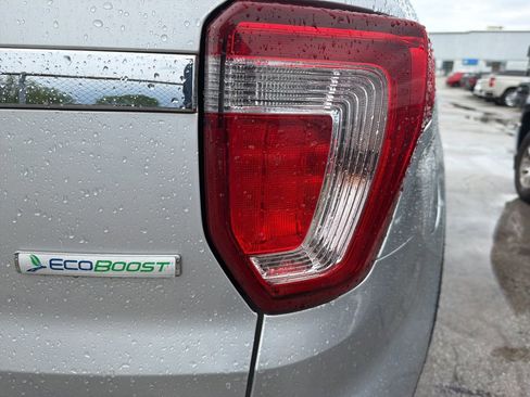 Used 2018 Ford Explorer XLT image 8