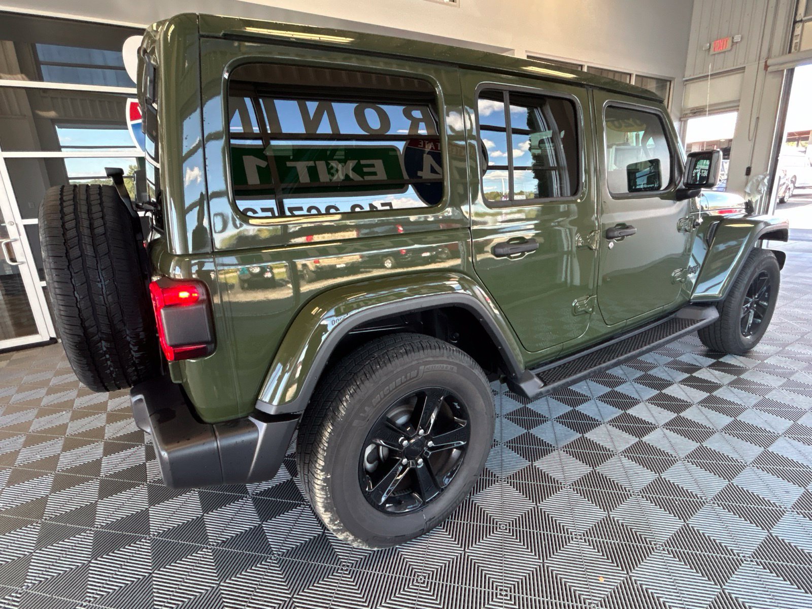 Used 2020 Jeep Wrangler Unlimited Sahara AWD/4WD image 6