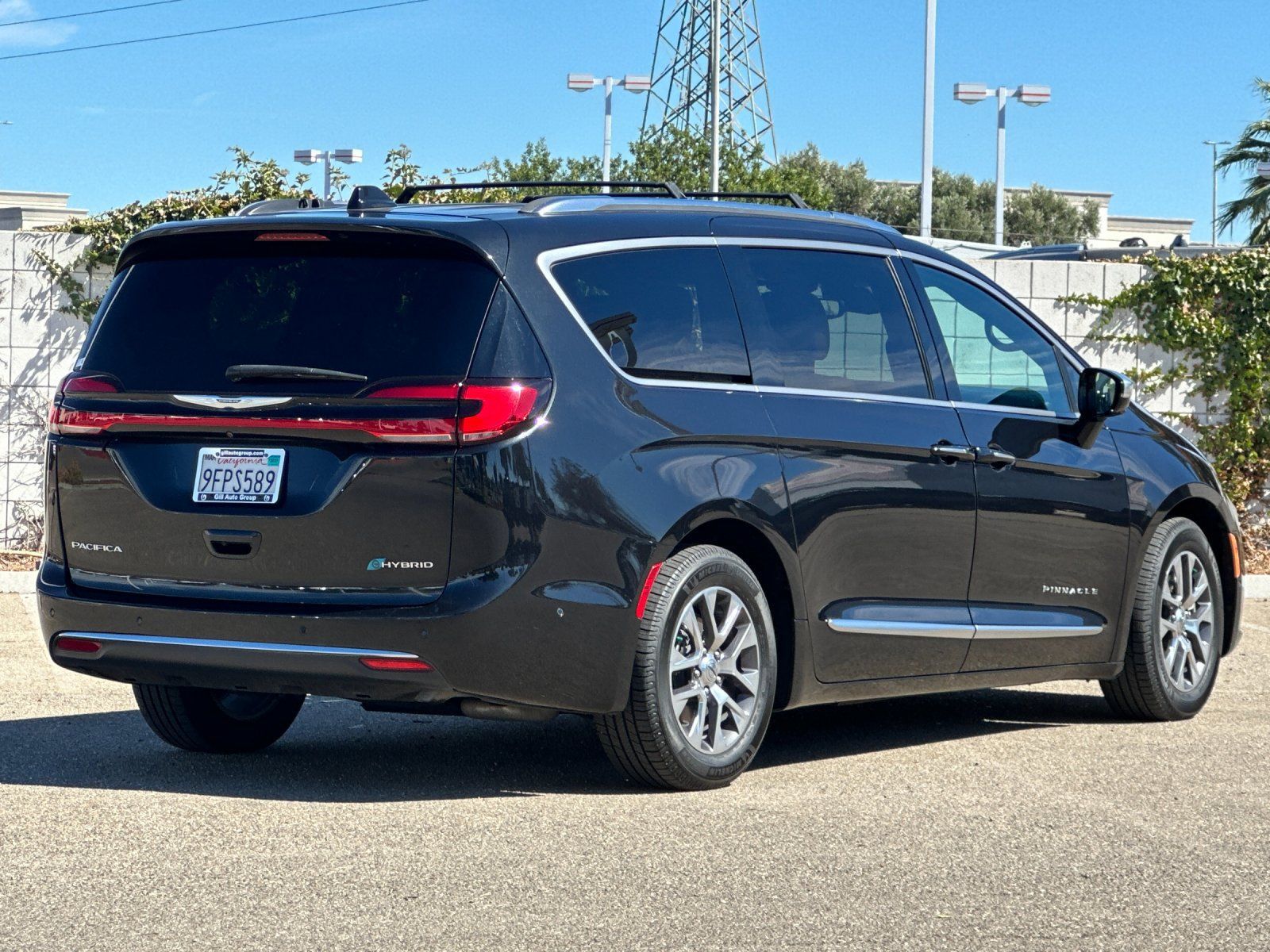 Used 2023 Chrysler Pacifica Pinnacle FWD image 4