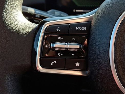 Certified 2025 Kia Sorento LX image 19