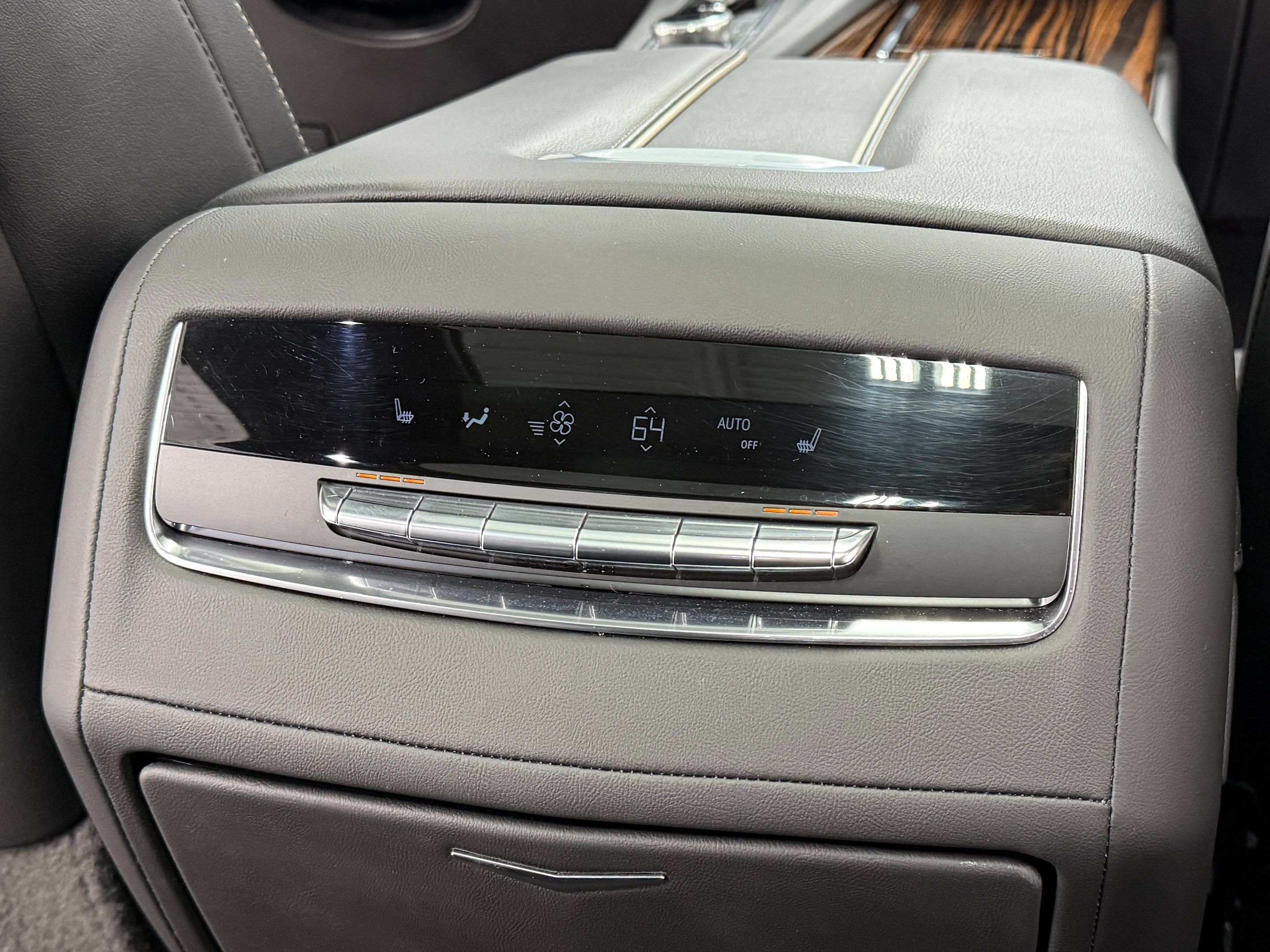 Used 2023 Cadillac Escalade ESV Premium Luxury AWD/4WD image 42