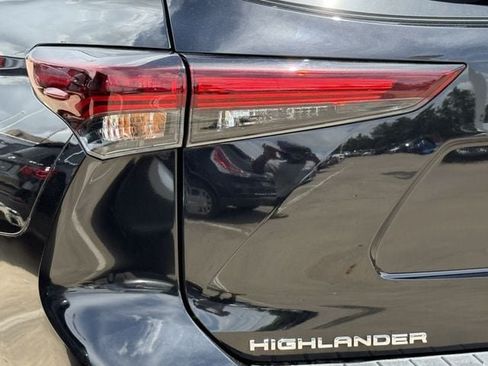 Used 2024 Toyota Highlander XSE FWD image 6