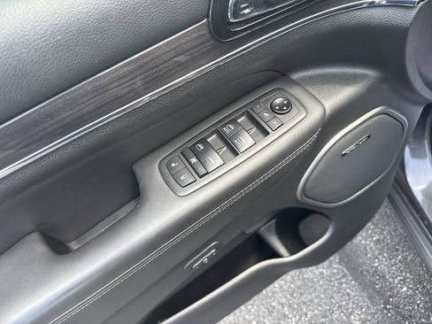 Used 2020 Jeep Grand Cherokee Overland AWD/4WD image 17