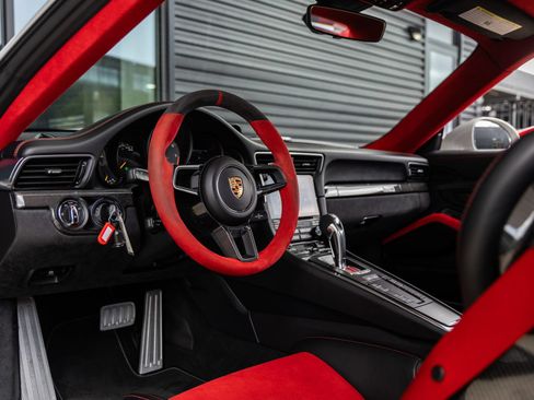 Certified 2019 Porsche 911 GT2 RS RWD image 4