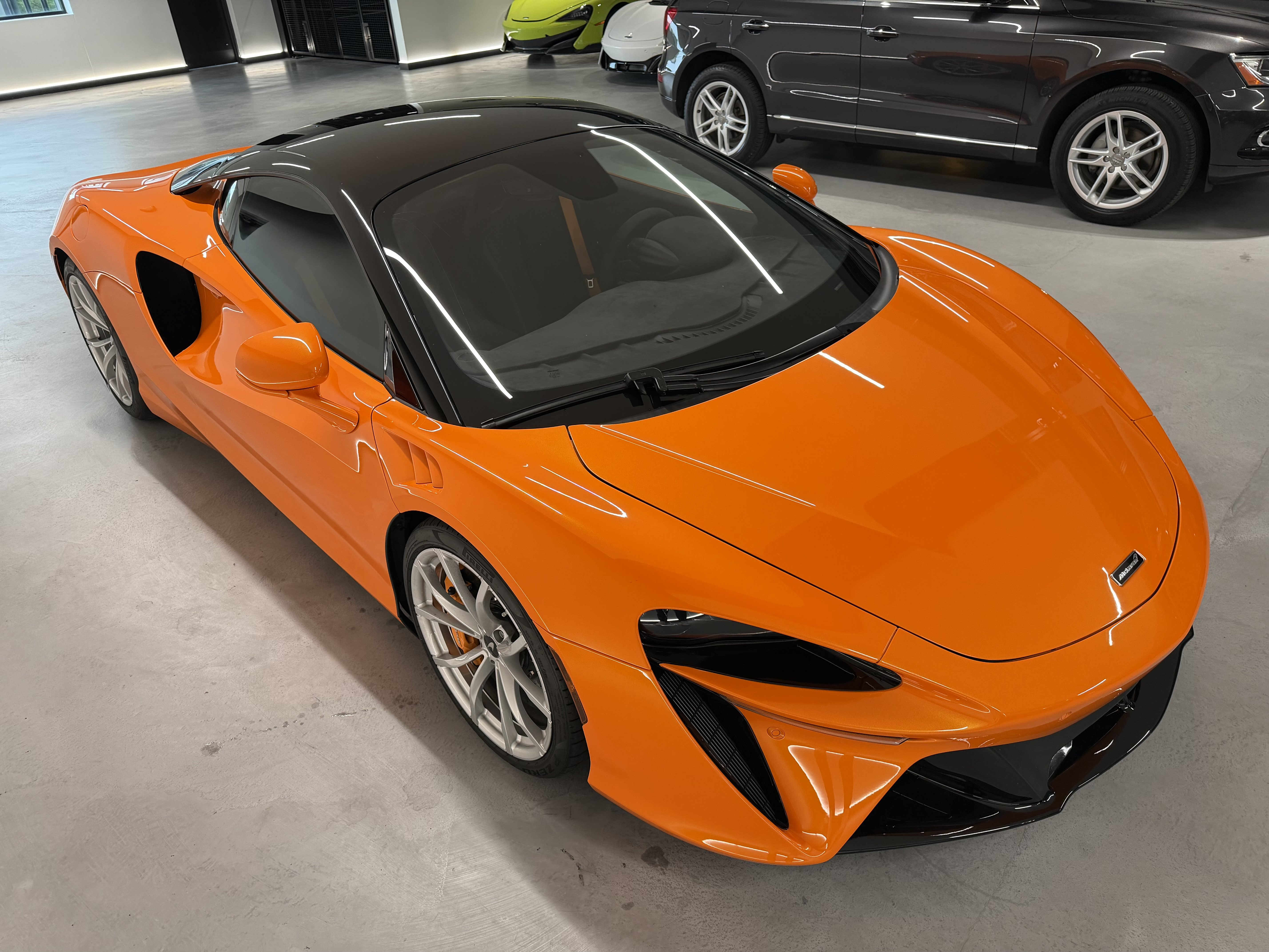 Used 2023 McLaren Artura RWD image 4