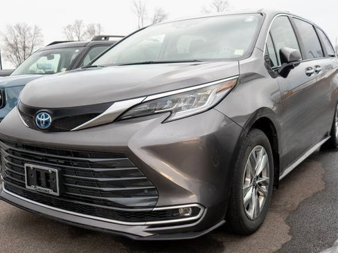 Used 2024 Toyota Sienna Limited image 1