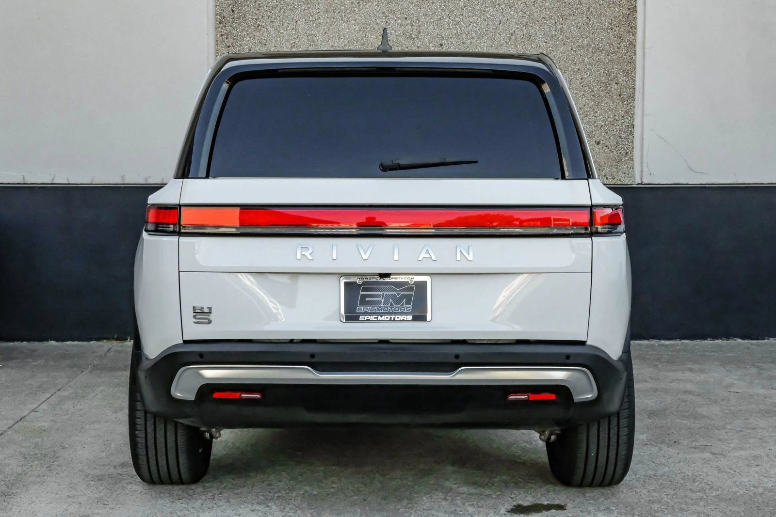 Used 2024 Rivian R1S Adventure Dual AWD/4WD image 15