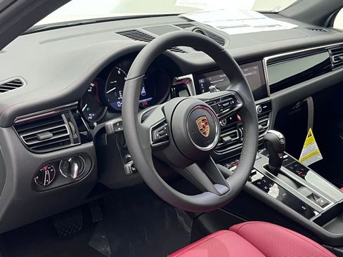 Used 2025 Porsche Macan image 4