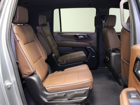 Used 2025 Chevrolet Suburban High Country AWD/4WD image 16