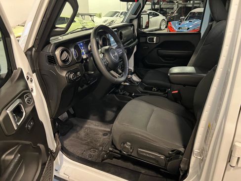 Used 2023 Jeep Gladiator Willys AWD/4WD image 10