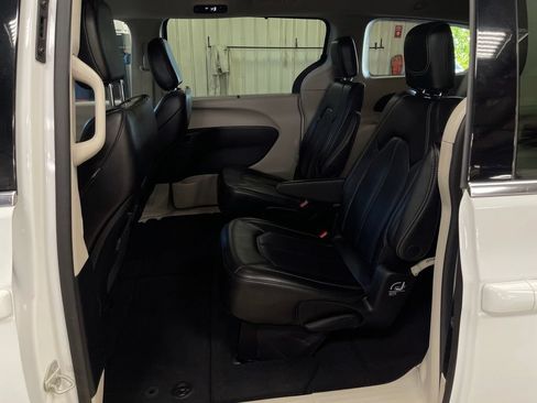 Used 2023 Chrysler Pacifica Touring-L FWD image 26