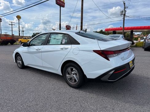 Used 2025 Hyundai Elantra SE FWD image 4