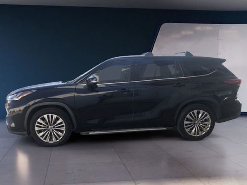 Used 2022 Toyota Highlander Platinum image 2