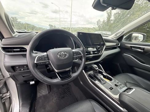 Used 2023 Toyota Highlander Limited FWD image 7