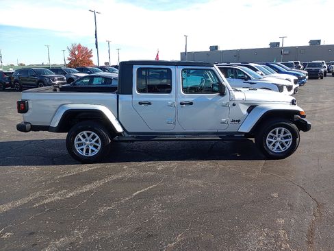 Used 2023 Jeep Gladiator Sport image 2