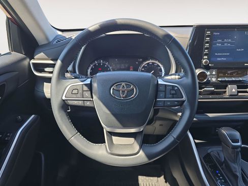 Used 2022 Toyota Highlander XLE image 11