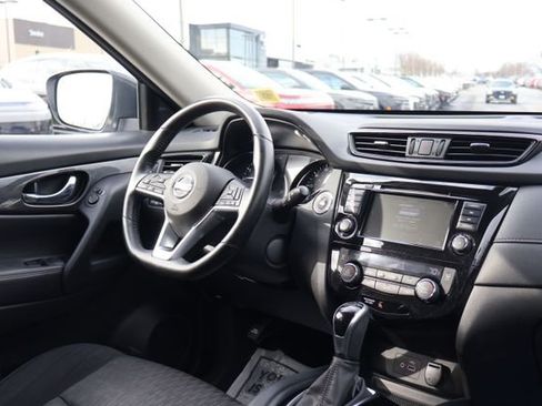 Used 2019 Nissan Rogue SV image 16