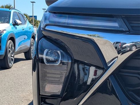 Certified 2025 Chevrolet Trax LT w/ Driver Confidence Package image 12