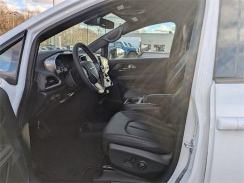 New 2026 Chrysler Pacifica Select image 2