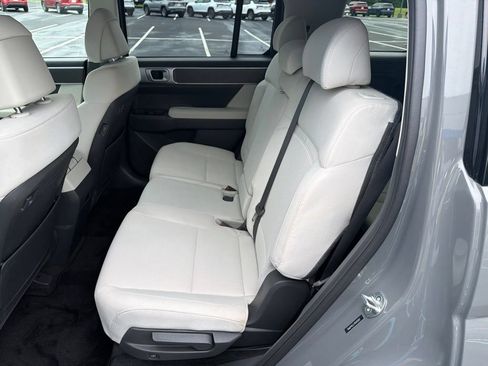 Used 2024 Hyundai Santa Fe SE FWD image 17