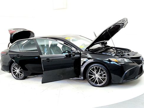 Used 2022 Toyota Camry SE image 12