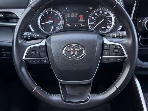 Used 2022 Toyota Highlander XLE FWD image 12