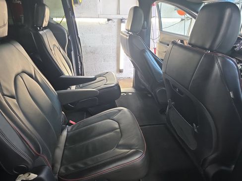 Used 2020 Chrysler Pacifica Limited FWD image 11