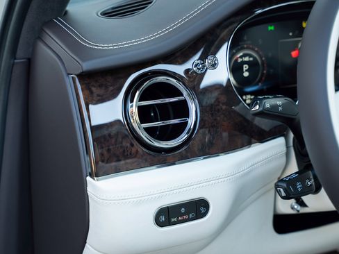 Certified 2025 Bentley Bentayga image 26