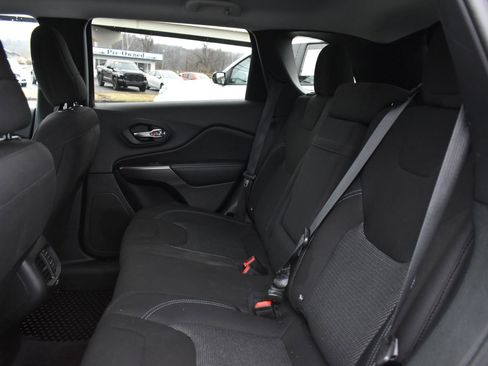 Used 2019 Jeep Cherokee Latitude w/ Cold Weather Group image 13