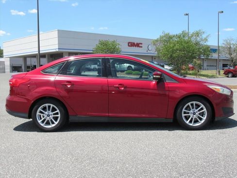 Used 2015 Ford Focus SE FWD image 2