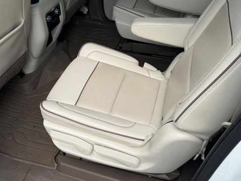 Used 2022 GMC Yukon XL Denali w/ Denali Premium Package image 38