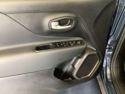 Used 2023 Jeep Renegade Latitude AWD/4WD image 12