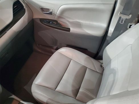 Used 2020 Toyota Sienna XLE image 12