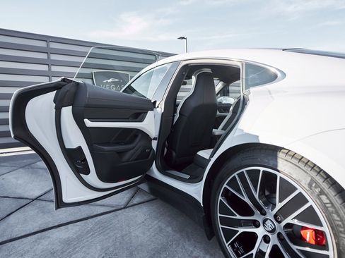 Used 2023 Porsche Taycan 4S w/ Premium Package image 27