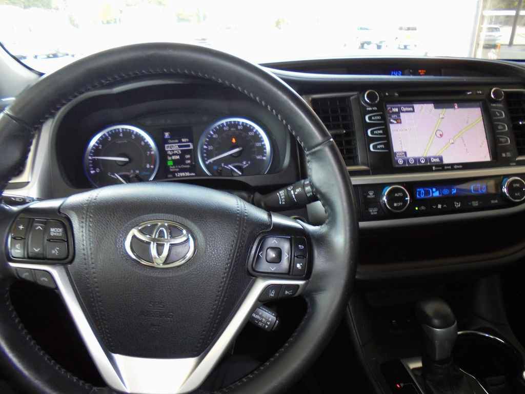 Used 2019 Toyota Highlander XLE AWD/4WD image 6