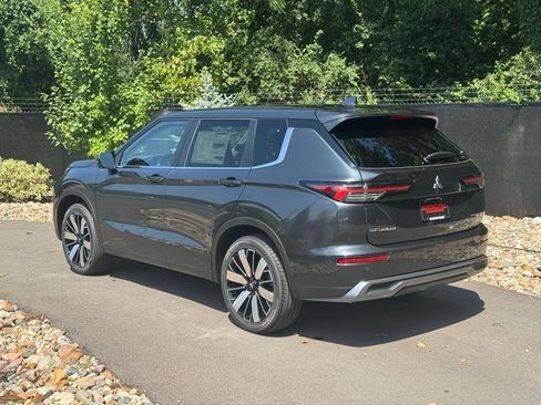 New 2025 Mitsubishi Outlander SE image 3