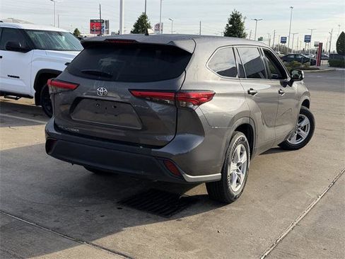 Certified 2022 Toyota Highlander L image 5