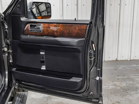 Used 2016 Lincoln Navigator Select RWD image 29