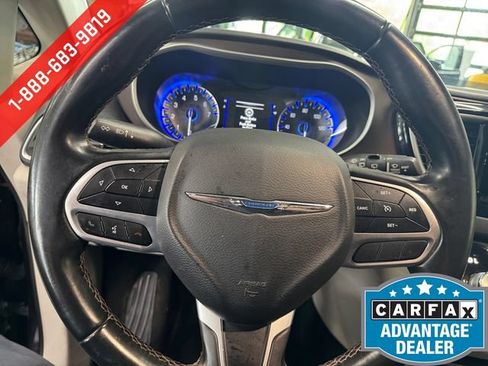 Used 2018 Chrysler Pacifica Touring-L FWD image 20