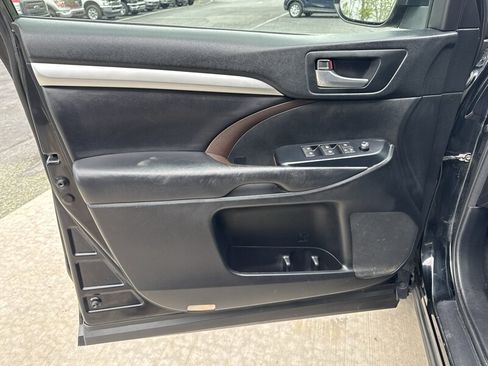 Used 2018 Toyota Highlander XLE AWD/4WD image 21