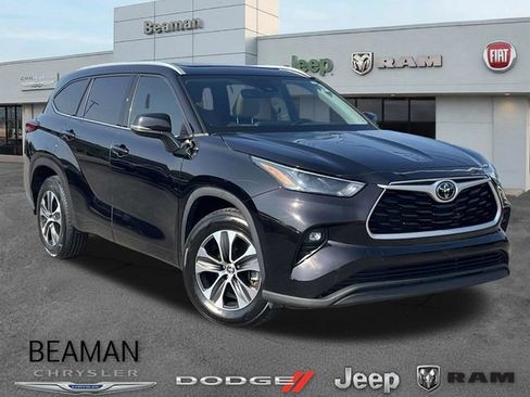 Used 2022 Toyota Highlander XLE FWD image 1