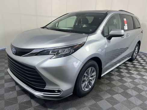 Used 2024 Toyota Sienna XLE FWD image 9