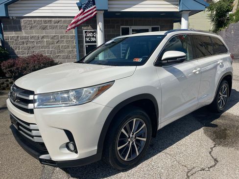 Used 2017 Toyota Highlander XLE AWD/4WD image 1