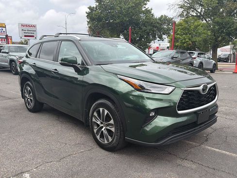 Used 2023 Toyota Highlander XLE AWD/4WD image 3