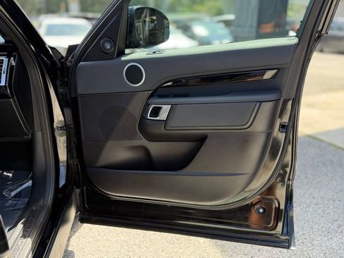 Used 2019 Land Rover Discovery SE image 12