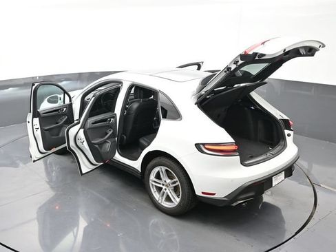 Certified 2024 Porsche Macan AWD/4WD image 28