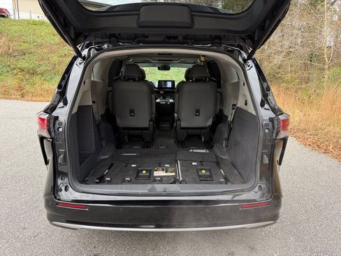 Used 2023 Toyota Sienna Limited image 20