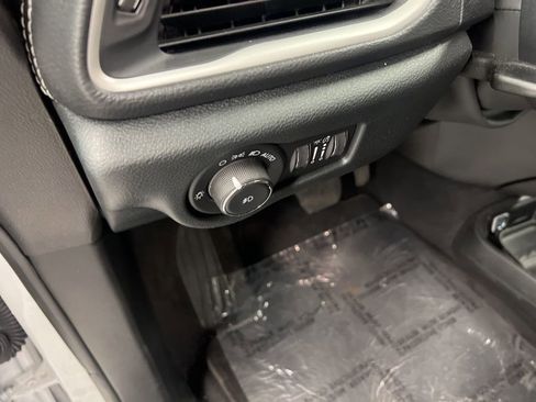 Used 2025 Chrysler Pacifica Select image 17