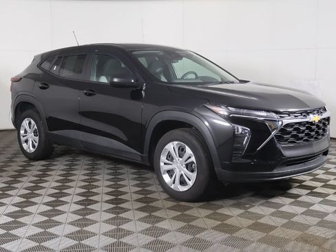 Used 2025 Chevrolet Trax LS FWD image 43